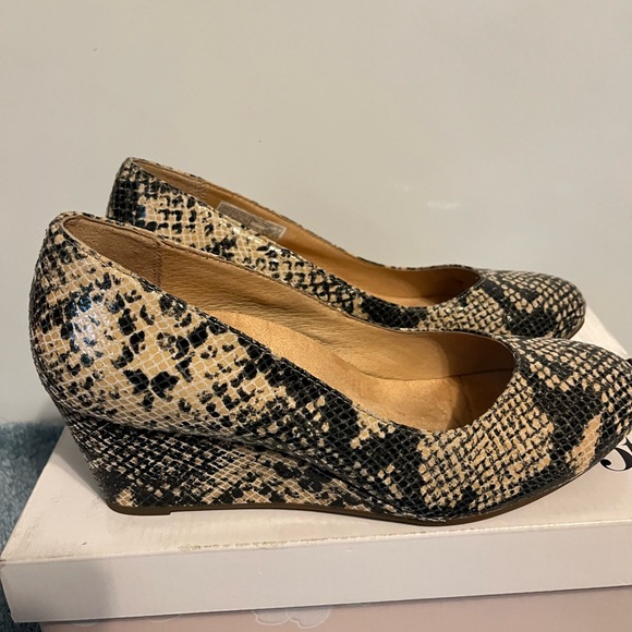 Vionic Snakeskin Patterned Wedge Heels - Picture 13 of 15